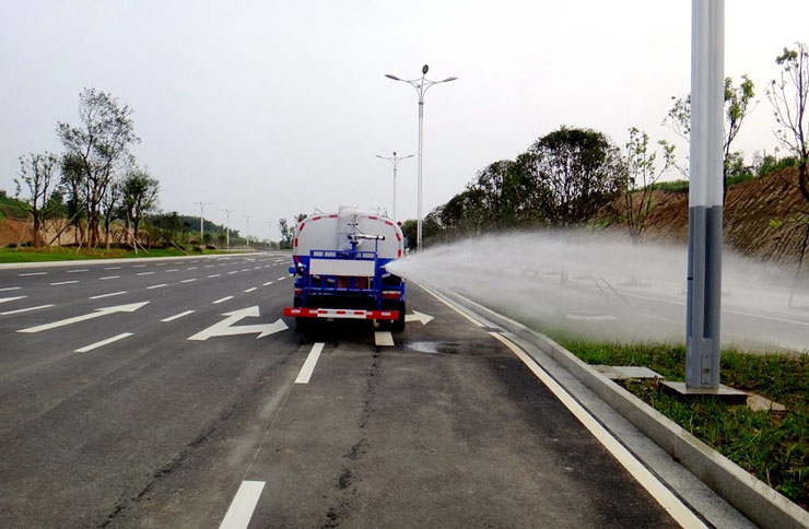 東風多利卡8噸灑水車側噴實拍圖片2.jpg